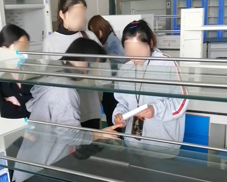 新員工前來工廠參觀學(xué)習(xí)