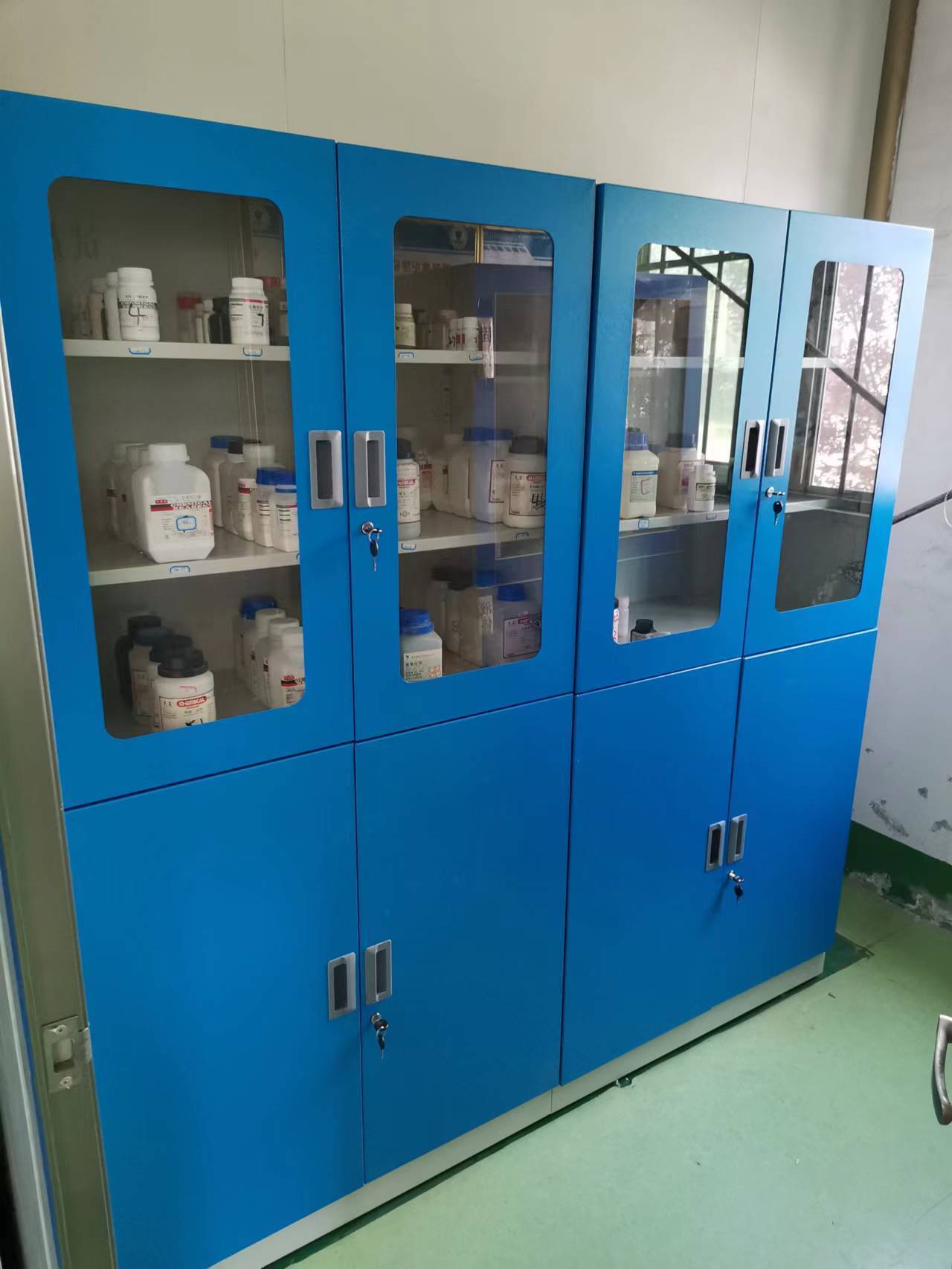 精細(xì)化工有限公司實(shí)驗(yàn)室家具安裝完成