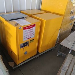 ?；穬?chǔ)存柜